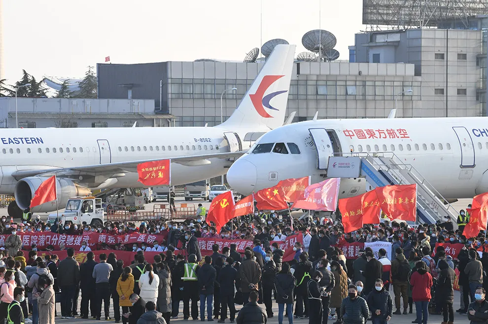 	2020年2月9日下午，264名南京医务人员随第五批江苏援湖北医疗队在南京禄口机场集结，启程奔赴湖北。南报融媒体记者 崔晓 徐琦 摄